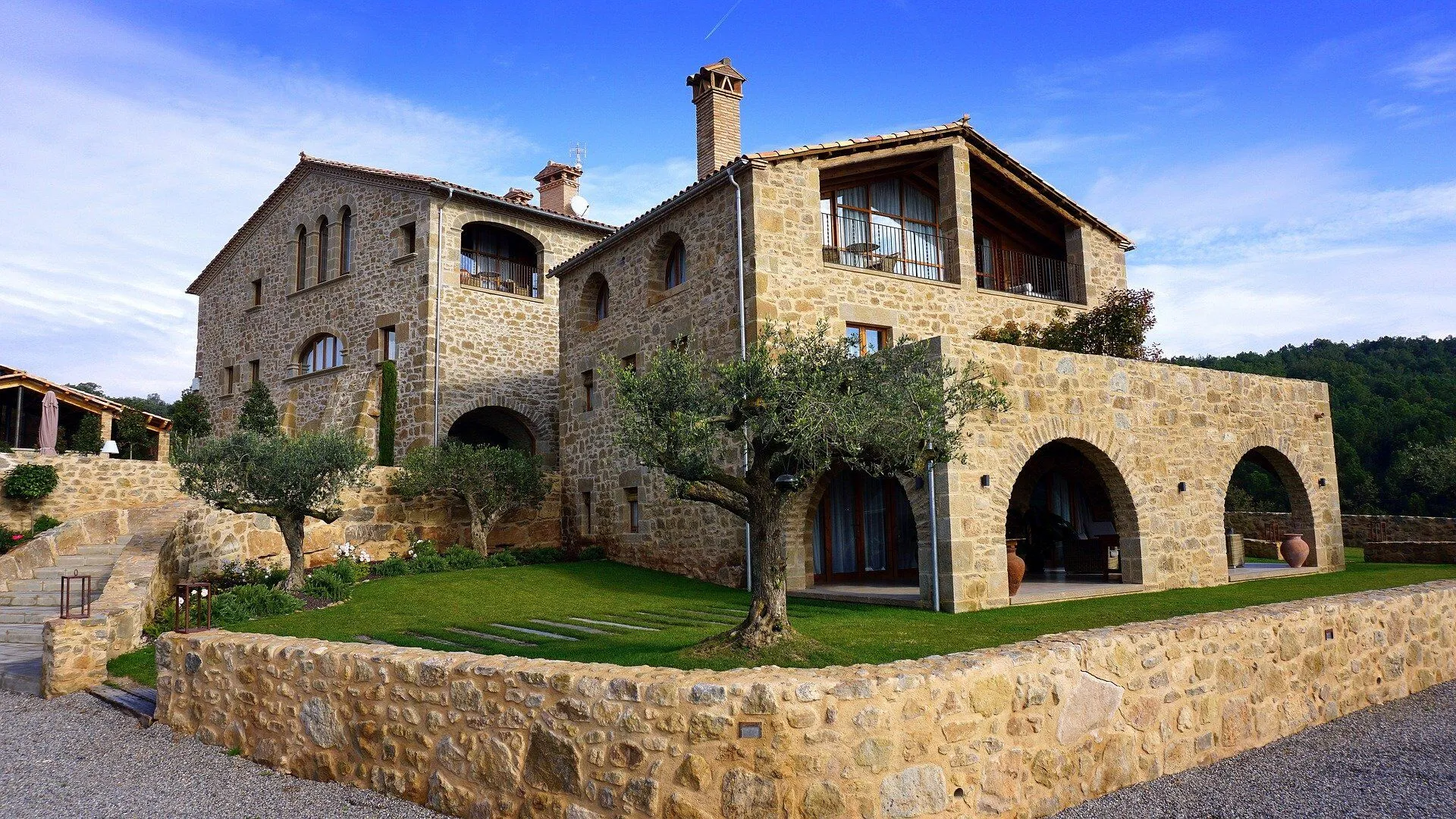 Maison ancienne en pierre aux murs épais — l'inertie thermique maintient la fraîcheur intérieure en été