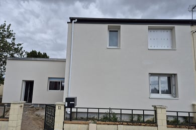 Maison à Donges après rénovation énergétique, façade enduite claire et menuiseries neuves : le DPE 2027 recalcule l'étiquette des logements chauffés à l'électricité