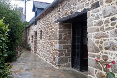 Façade en pierre d'une maison ancienne rénovée