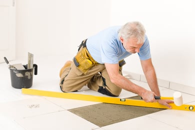 Artisan vérifiant un niveau sur un chantier de rénovation intérieure