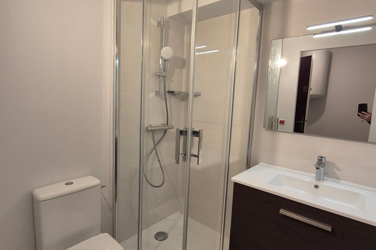 Salle de bain rénovée — Appartement Pornichet 44