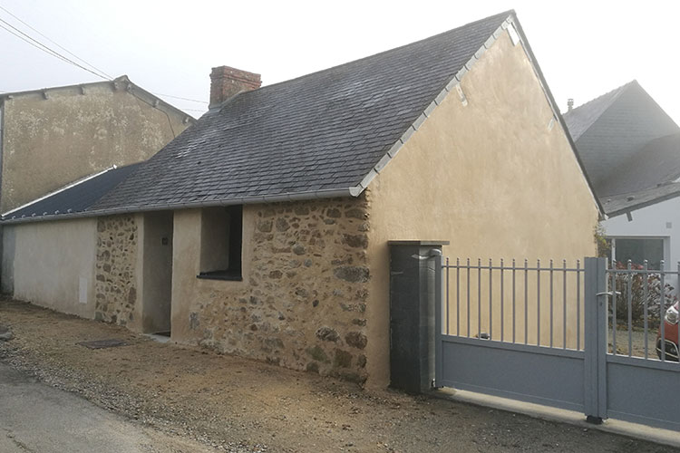 Même dépendance à Saint-Nazaire après travaux : façade sur rue en pierre apparente rejointoyée et pignon enduit à la chaux